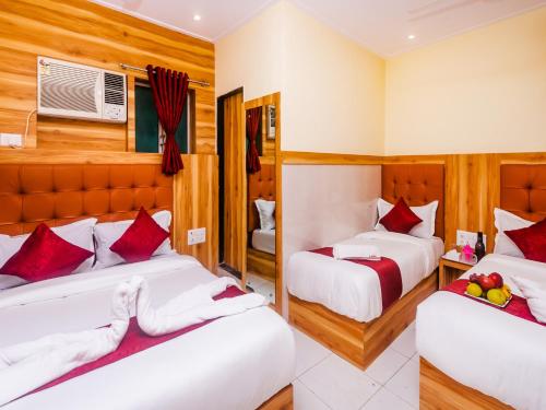 Ένα ή περισσότερα κρεβάτια σε δωμάτιο στο Aman Hotel near CST