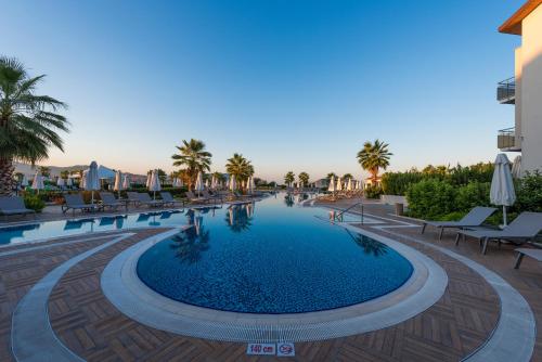 Bazén v ubytování Akra Fethiye Tui Blue Sensatori - Ultra All Inclusive nebo v jeho okolí