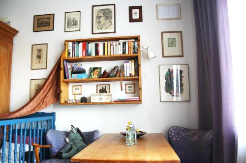una sala de estar con una mesa y un estante de libros en Apartments Croatiansun, en Sveti Filip i Jakov