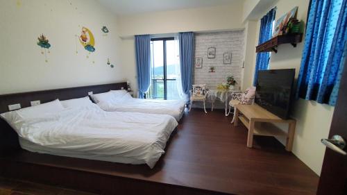 1 dormitorio con cama, mesa y ventana en 上雅居, en Sanxing
