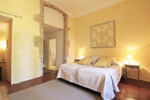 - une chambre avec un lit et un grand miroir dans l'établissement Domaine la Carraire, à Lauris