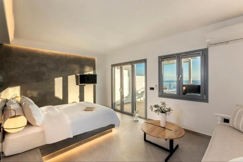 Postel nebo postele na pokoji v ubytování La Estrella 4 Suites with Sea View & 4 Prive Hot Tub