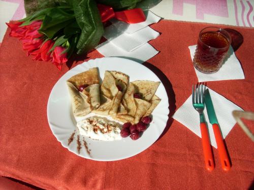 een bord met crackers en bessen op een tafel bij "Ранчо" - тераса квіти сад басейн in Oezjhorod