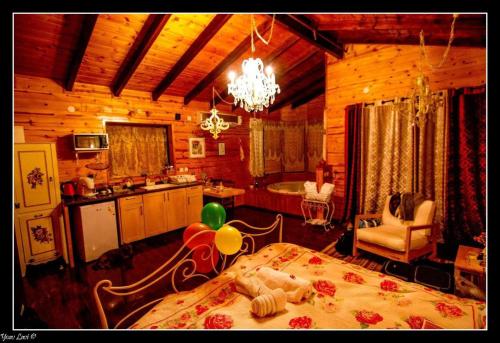 a room with a kitchen and a table with balloons on it at Villa Romantica in Ani'am
