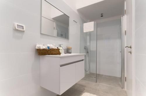 Salle de bains dans l'établissement Ben Yehuda Pearl - יציאה במוצאי שבת וחג ללא עלות