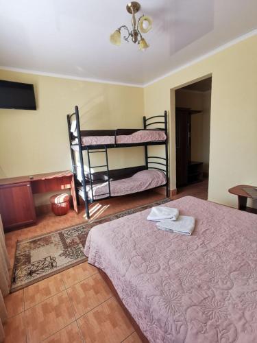 Postel nebo postele na pokoji v ubytování Monte-Kristo Hotel