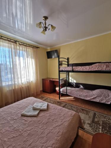 Postel nebo postele na pokoji v ubytování Monte-Kristo Hotel