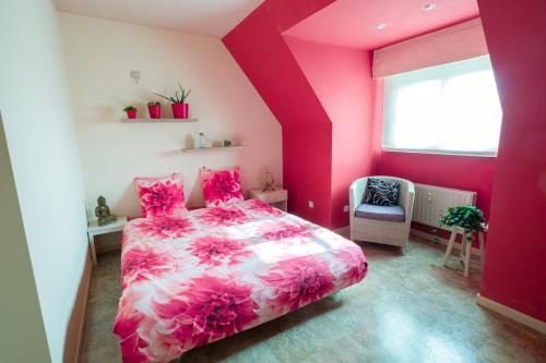 a pink bedroom with a large bed and a window at SHAMBALLA logies nieuw en zeer verzorgd appartement met voortuin en terras in Deinze