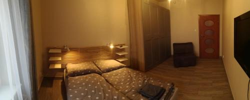ein Schlafzimmer mit einem Bett in einem Zimmer in der Unterkunft Apartament z Widokiem in Władysławowo