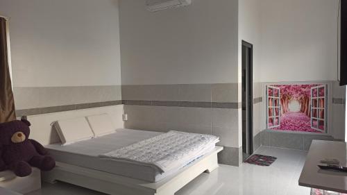 Een bed of bedden in een kamer bij Cát Khuê Motel