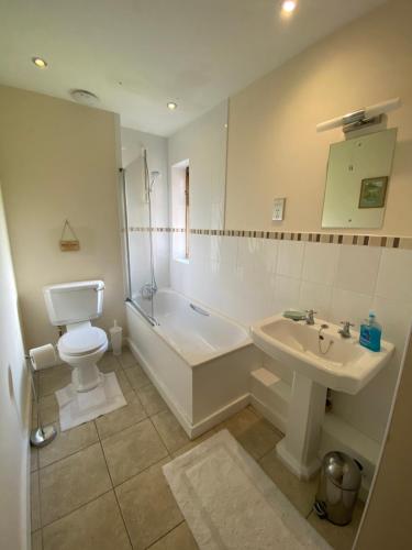 ein Badezimmer mit Badewanne, Waschbecken und Toilette in der Unterkunft The Old Bull Pen in Abergavenny