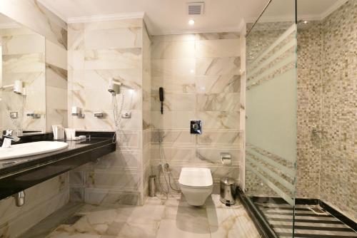 Tolip North Coast Hotel tesisinde bir banyo