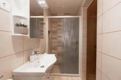 Ένα μπάνιο στο Apartments & Rooms Malej