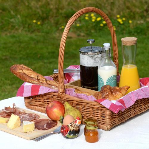 a picnic basket with food and drinks on a table at La Martinière in Saint-Aubin-Fosse-Louvain