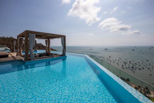 einen Pool mit Meerblick in der Unterkunft Fusion Suites Vung Tau in Vũng Tàu