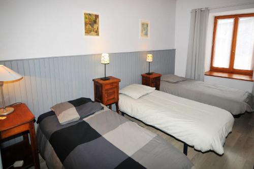 Ένα ή περισσότερα κρεβάτια σε δωμάτιο στο Appartement de 2 chambres avec balcon et wifi a La Grave