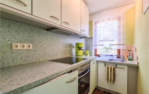Η κουζίνα ή μικρή κουζίνα στο Beautiful Home In Adorfot Leubetha