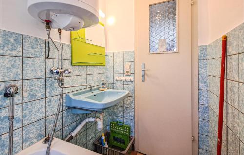 Ένα μπάνιο στο Beautiful Home In Adorfot Leubetha