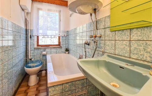 Ένα μπάνιο στο Beautiful Home In Adorfot Leubetha
