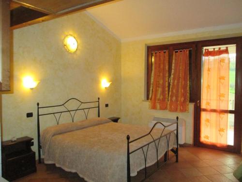 - une chambre avec un lit et une fenêtre dans l'établissement Agriturismo Il Vecchio Carro, à Campli