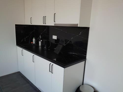 Η κουζίνα ή μικρή κουζίνα στο Apartamenty EXPO Nadarzyn 3Rooms