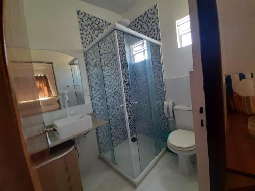 Un baño con ducha, inodoro y lavabo. en Vida de Ilha, en Fernando de Noronha