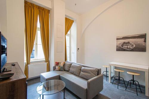 - un salon avec un canapé et une table dans l'établissement Main train station apartment close to the the Main Square!, à Prague