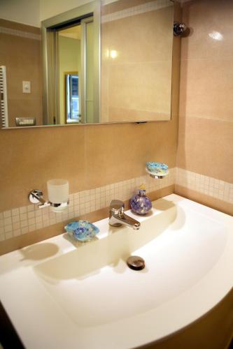 a bathroom sink with a mirror and a sink at Donna Caterina in Sorrento