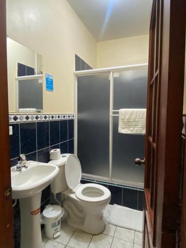 Kylpyhuone majoituspaikassa D’ RUIZ HOTEL