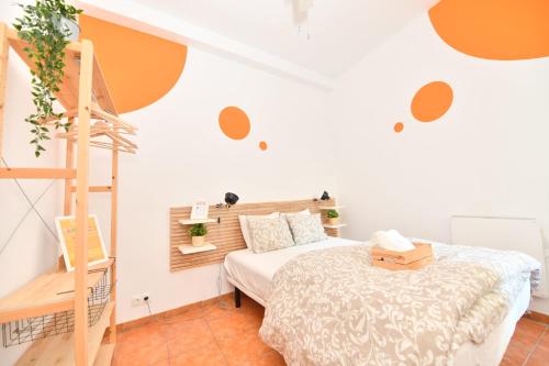 a bedroom with a bed and a wooden ladder at La Casa Mata Central in Málaga