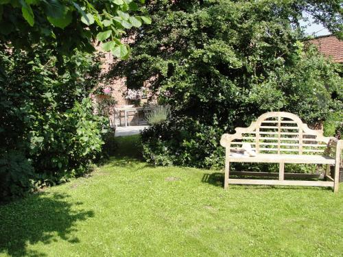 a bench sitting in the grass in a yard at B&B Hedera in Herne