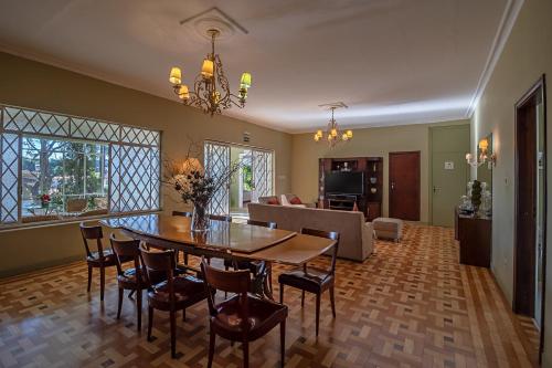 a dining room and living room with a table and chairs at Villa do Conde in Brotas