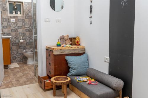 a living room with a couch and a toilet at Ay La in El-Rom