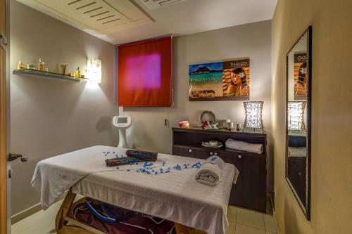a trauma room with a table in a room at Best Western Plus Hotel Perla Del Porto in Catanzaro Lido