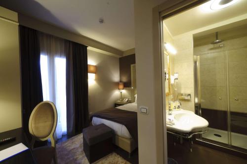 a hotel room with a bed and a sink at Best Western Plus Hotel Perla Del Porto in Catanzaro Lido