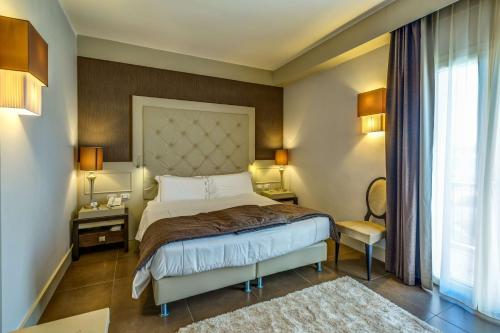 a bedroom with a large bed and a window at Best Western Plus Hotel Perla Del Porto in Catanzaro Lido