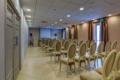 a row of chairs lined up in a room at Best Western Plus Hotel Perla Del Porto in Catanzaro Lido