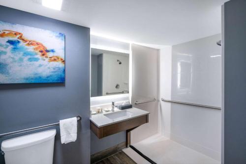 y baño con aseo blanco y lavamanos. en La Quinta Inn & Suites by Wyndham-Albany GA, en Albany