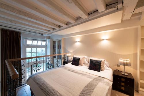 um quarto com uma cama e uma varanda em Fenetre sur Cour em Paris