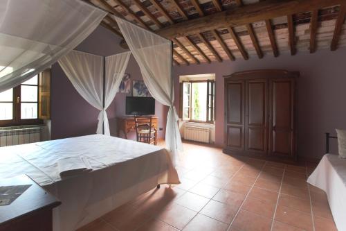 サン・ジミニャーノにあるAntico Borgo De' Fratiのベッドルーム1室(大型ベッド1台付)