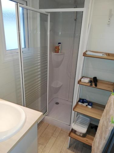 une salle de bain avec douche et lavabo dans l'établissement Mobil home climatisé ETANG DE BESSE, à La Parée Preneau