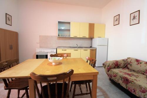 Dapur atau dapur kecil di Trilocale arancione climatizzato con terrazza panoramica