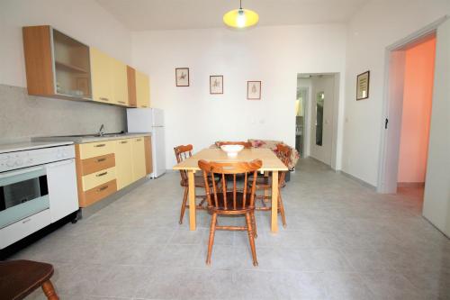 Dapur atau dapur kecil di Trilocale arancione climatizzato con terrazza panoramica