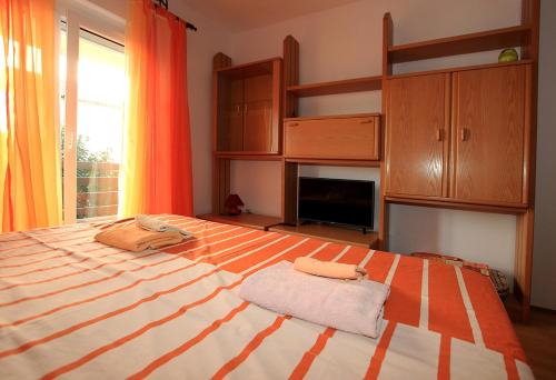 Un pat sau paturi într-o cameră la Apartments Branka
