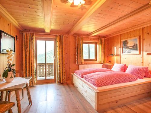 ヴェステンドルフにあるBerggasthof Zieplhofの木製の部屋に大型ベッドが備わるベッドルーム1室が備わります。