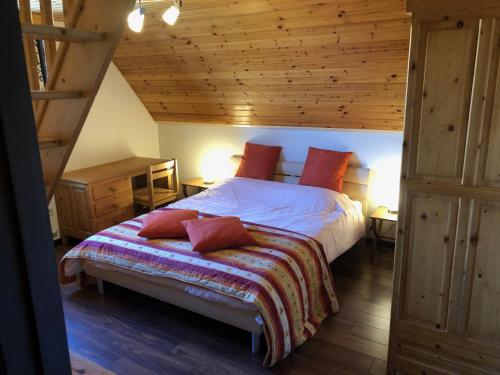 Schlafzimmer mit einem Bett mit Holzdecke in der Unterkunft B&B Carisma in Lochristi