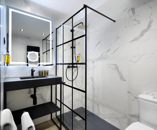 een badkamer met een douche en een wastafel bij Pension Ama Bilbao in Bilbao