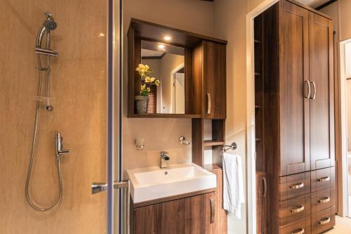 un baño con lavabo y ducha en Sutton Lodge with Hot Tub, en York