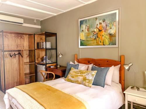 Una cama o camas en una habitación de Biweda Nguni Lodge