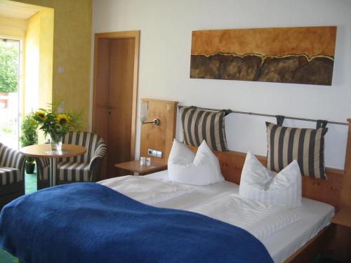 Postel nebo postele na pokoji v ubytování Gasthof zum Adler - Wahlwies-3 km z Bodensee Hotel geöffnet - Rest-Mo-Di-geschl